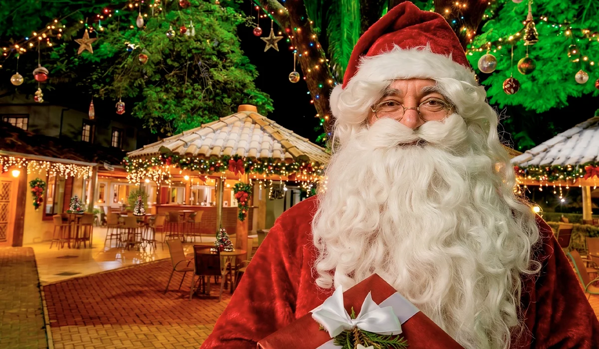 Papai Noel chegando ao Santa Eliza Eco Resort durante a celebração de Natal